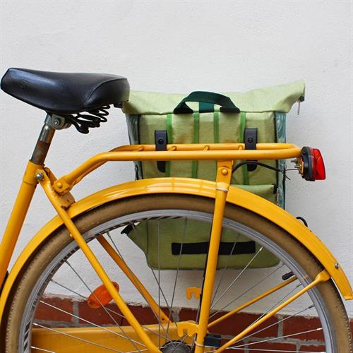 Cykeltasken klar til tur på den gule cykel
